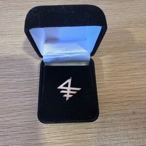 COLUMBIA BUSINESS SCHOOL PIN| Columbia University logo | in silver
